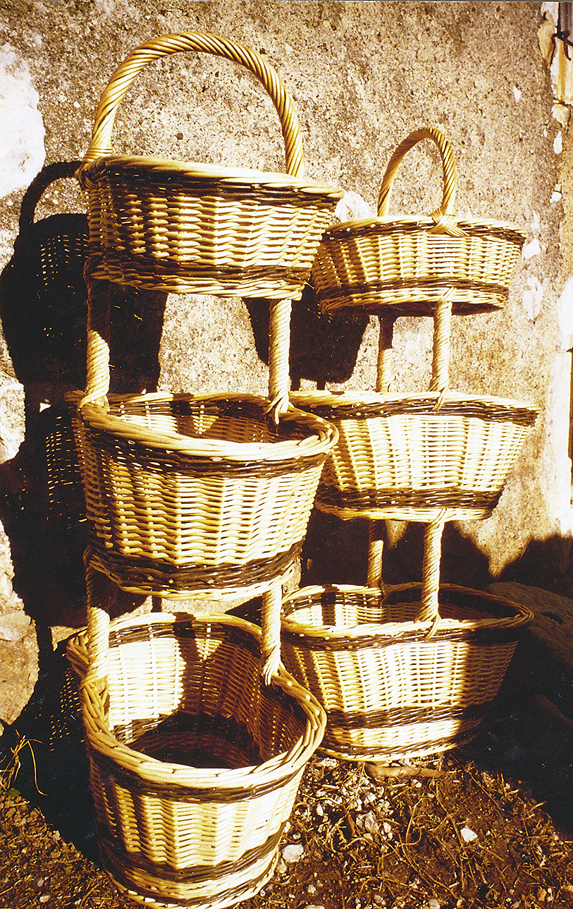 Panier à étages et à couvercles